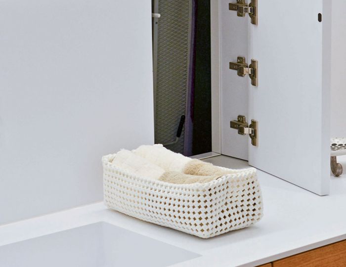 Kleine Tür im Spritzschutz integriert als Durchwurf zum rückseitigen Schrank im Hauswirtschaftsraum