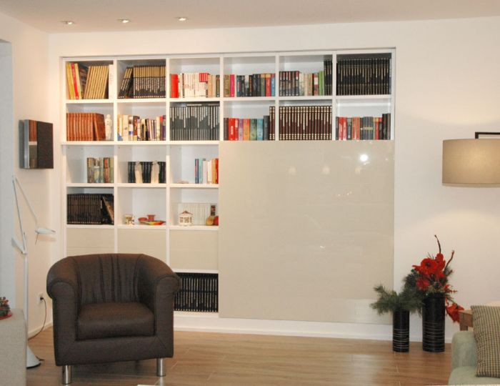Bücherregal in Wandnische
