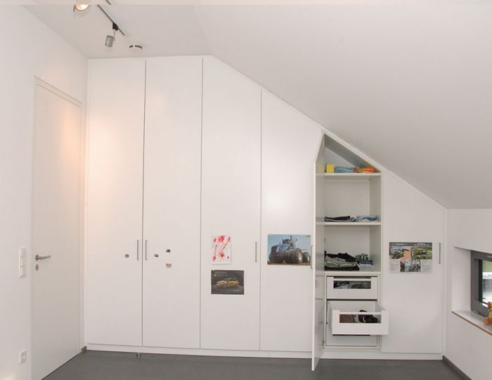 Schränke in Kinderzimmern, an Dachschräge angepasst