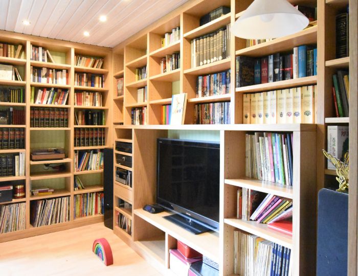 Bücherwand in Eiche furniert und lackiert