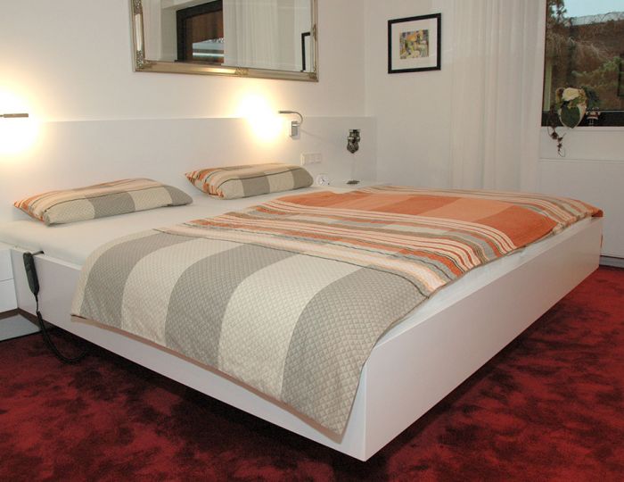 Doppelbett und zwei Konsolen in MDF