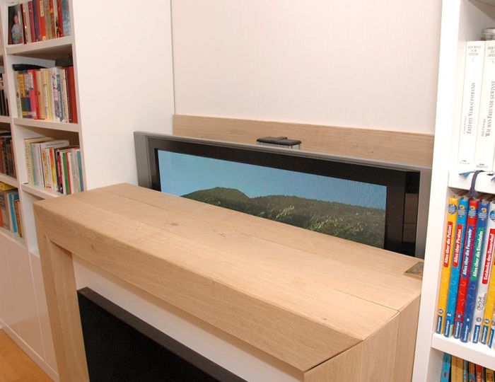 TV-Hebebeschlag lässt den Fernseher hinter dem Kamin verschwinden