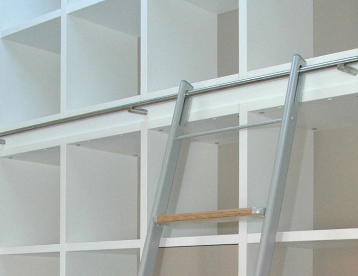 Bücherregal in L-Form mit Schreibtisch