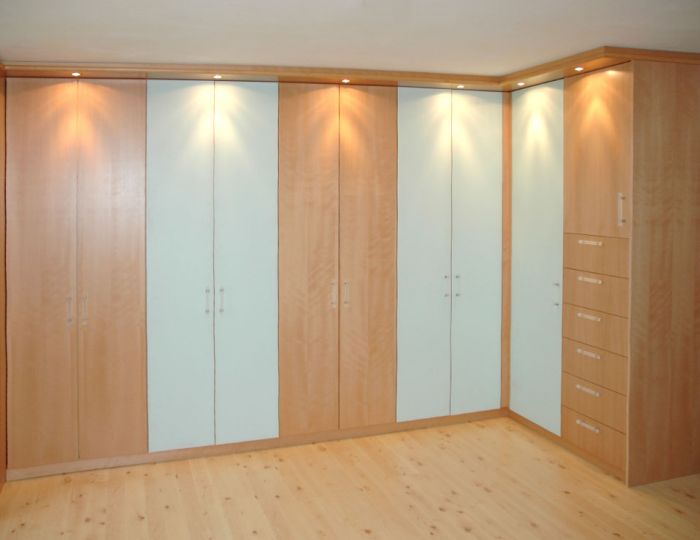 Ankleide übereck mit Anpassung an Dachschräg