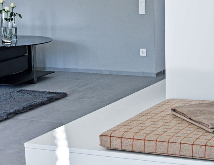 Fach für Subwoofer und Regale unter Liegefläche