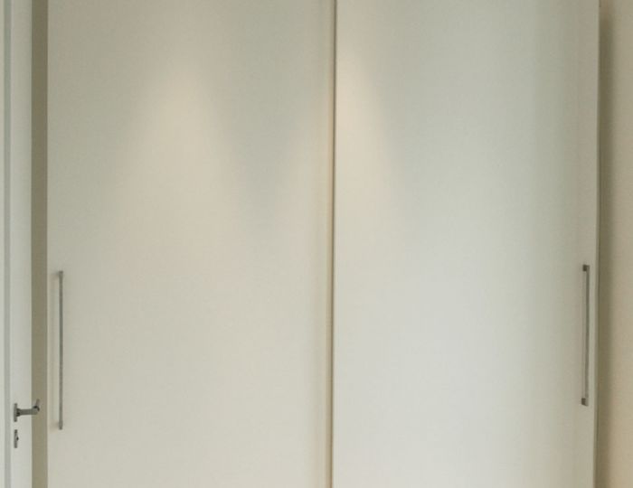 Garderobenschrank in MDF weiß lackiert