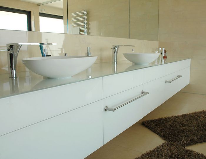 Fronten und Deckplatte mit Glas belegt