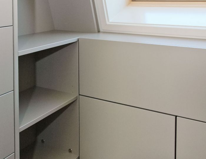 Regale an Dachschräge angepasst