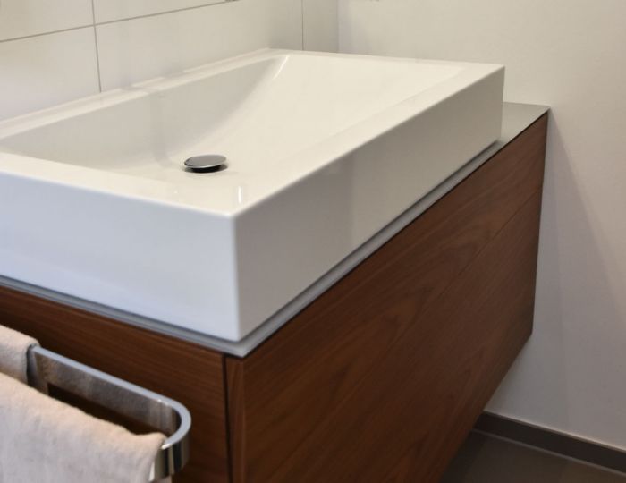 Waschtischabdeckung aus satiniertem Weißglas grau lackiert