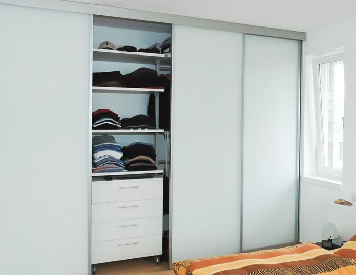 Geöffnete Schiebetür Schlafzimmer