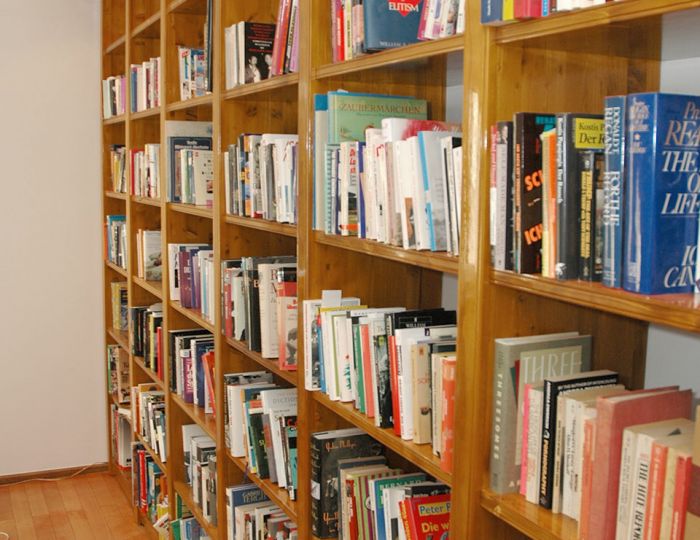 Bücherregal in Fichte massiv, gebeizt und glänzend lackiert