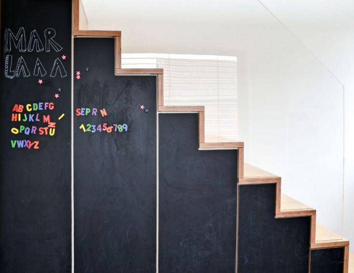 Treppenstufen mit magnetischem und mit Kreide bemalbarem HPL
