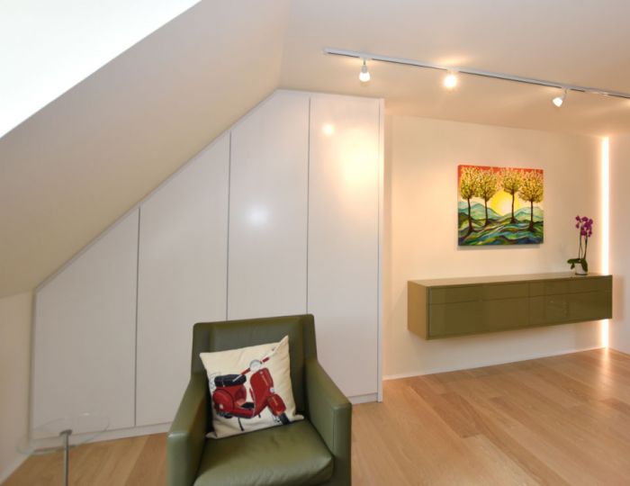 Giebelwand mit Sideboard und zwei Schränken an Dachschräge