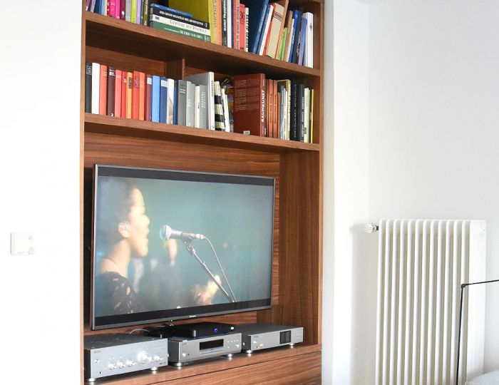 TV-Schrank in amerikanisch Nussbaum furniert und lackiert