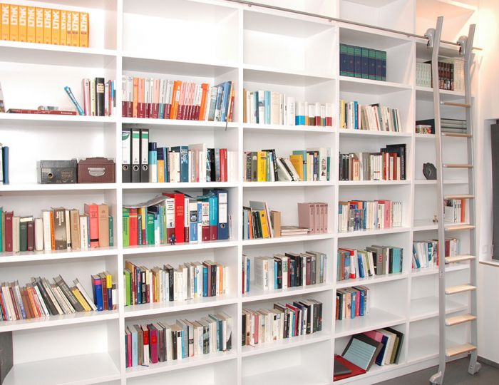 Bücherregal in MDF weiß lackiert