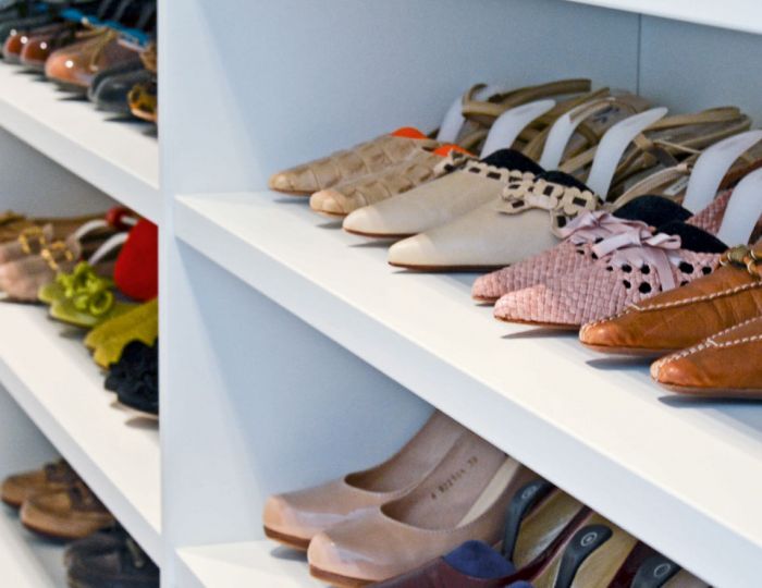 Schuhregale mit Fachböden für Halbschuhe und „Kleiderbügeln“ als Stiefelhalter