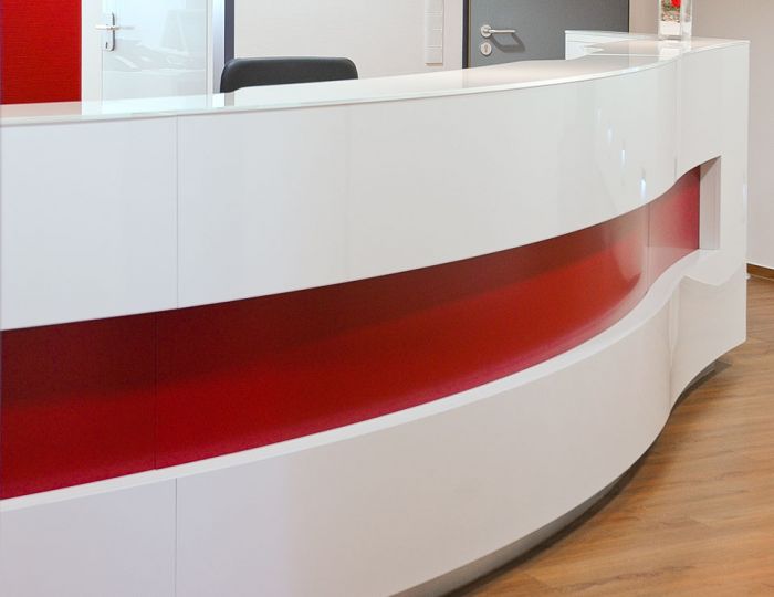 Front in Biegesperrholz, rot und weiß hochglänzend beschichtet