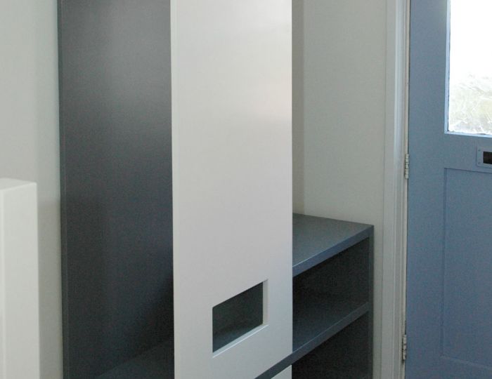 Garderobe in MDF zweifarbig lackiert