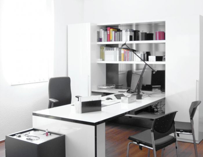 Schrank, Tisch, Rollcontainer und Highboard