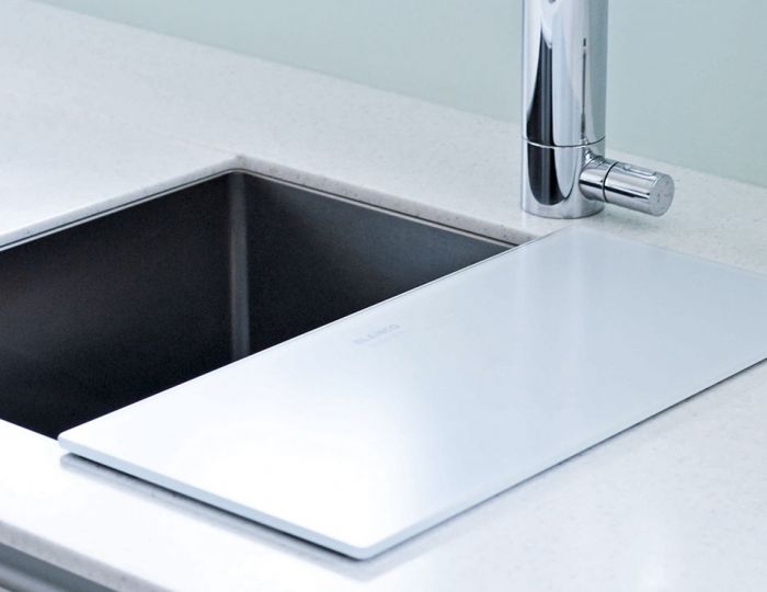 Arbeitsflächen Corian mit Unterbaubecken und eingefrästem Abtropffeld