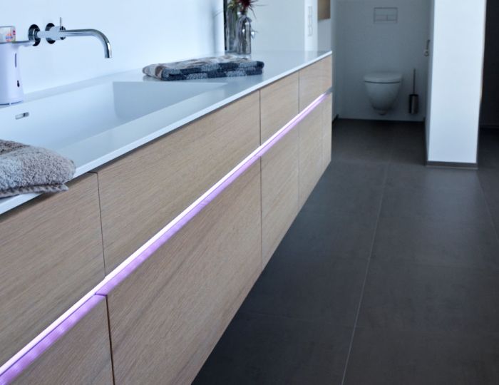 Filigrane Waschtischabdeckung aus Corian mit integriertem Becken