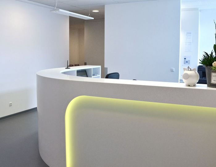 Front und Thekenplatte in Corian 12 mm designer white, in thermischer 2D-Verformung