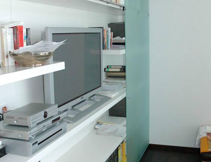 Ganzglasschiebetür Satinato zur Verdeckung des TV-Bereichs