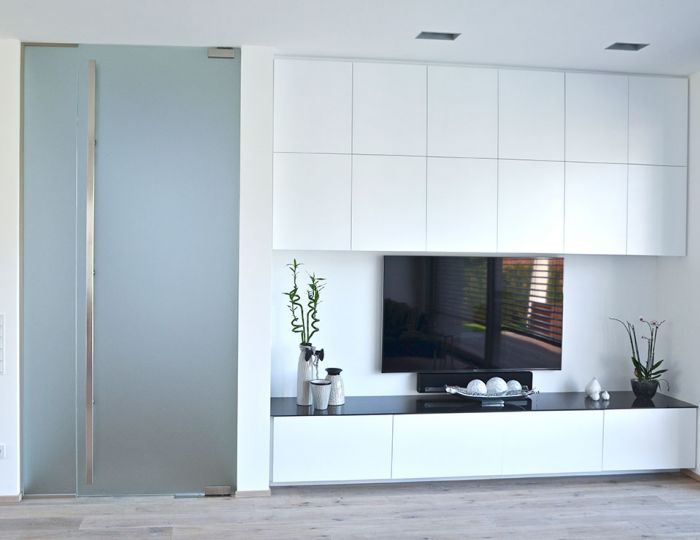 TV-Wand mit Sideboard und Hängeschrank