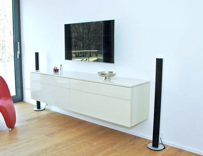 TV-Sideboard im Schlafzimmer in MDF graubeige hochglanz lackiert