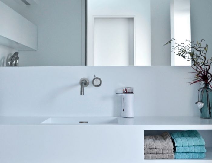 Wandverkleidung und Waschtisch in Corian weiß mit integrierter Handtuchnische