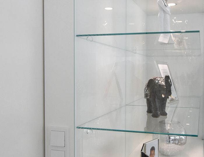 Ganzglasvitrinen unsichtbar verklebt