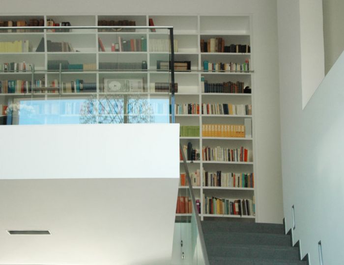 Bücherwand in MDF weiß lackiert