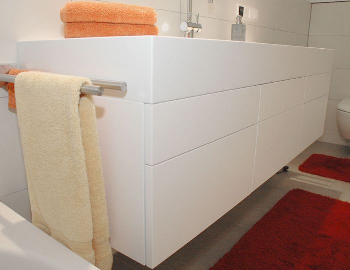 Waschtisch in Corian mit integriertem Becken in Wellenform