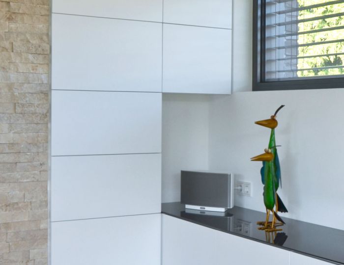 Wandhängendes Sideboard in Schrank integriert