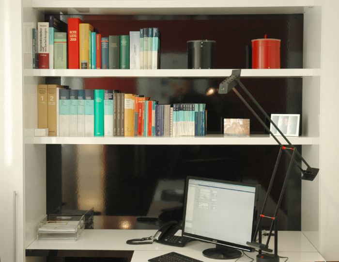 Behandlungszimmer mit Schrank