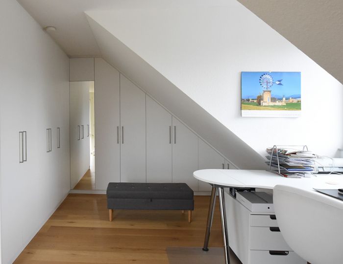 Geschlossener Wandschrank - eingebaut in einer Dachschräge