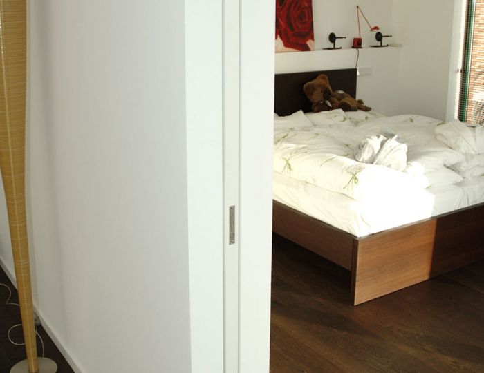 Schiebetür in der Wand laufend in Weißlack