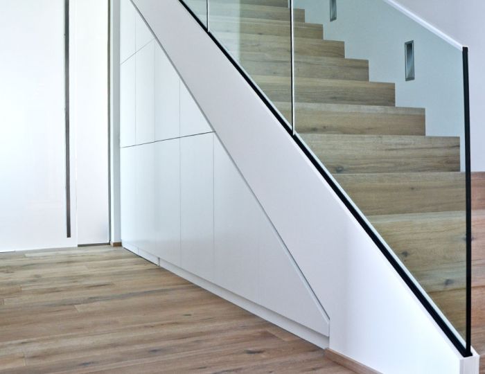 Treppenunterschrank in MDF weiß lackiert