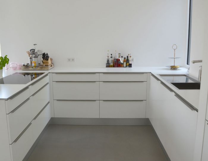 Horizontale Griffprofile aus Aluminium, individuell auf Frontbreite angepasst